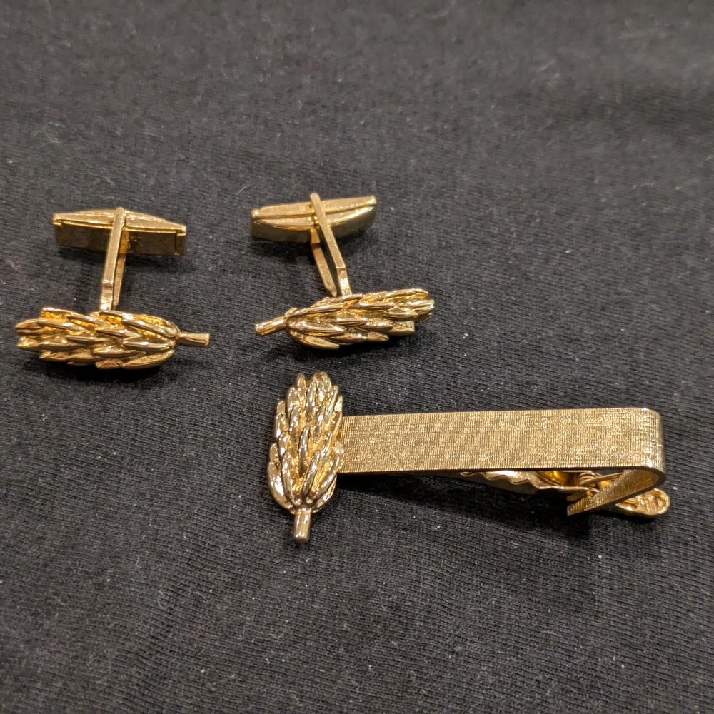 Vintage  Set Of 2 Cuffinks And Tie Clip - The Clasp - The Holder Gold Tone